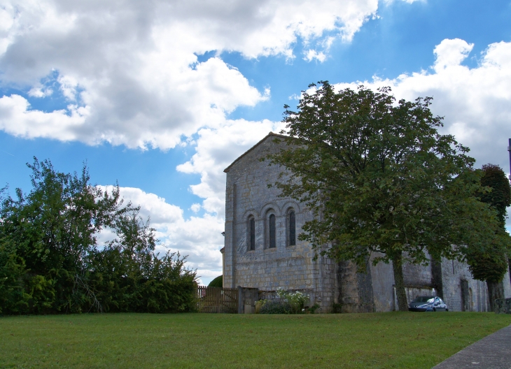 Le chevet de l'église Sainte Madeleine. - Touvre