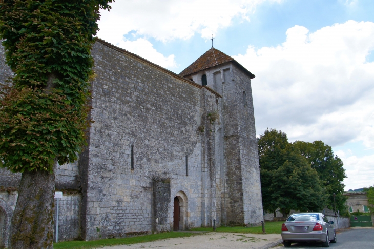 Eglise Sainte Madeleine romane du XIIe siècle. A l'origine, c'était la chapelle du château des Evêques d'Angoulème. - Touvre