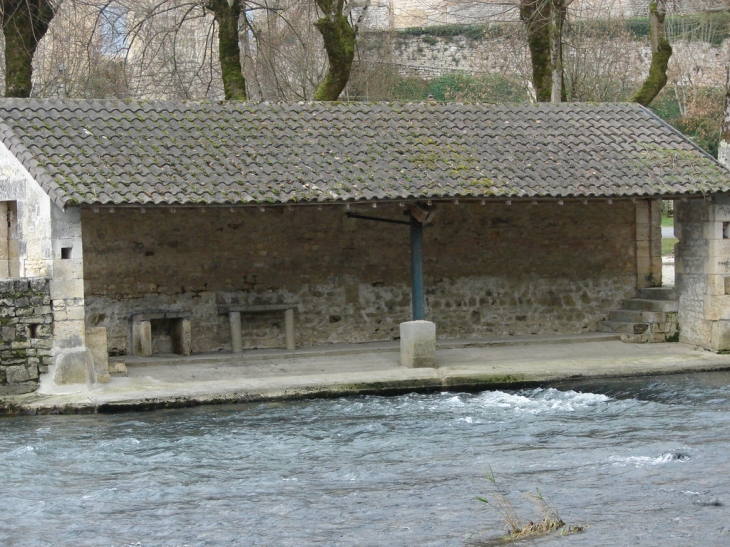 Le lavoir au bord de la Charente - Verteuil-sur-Charente