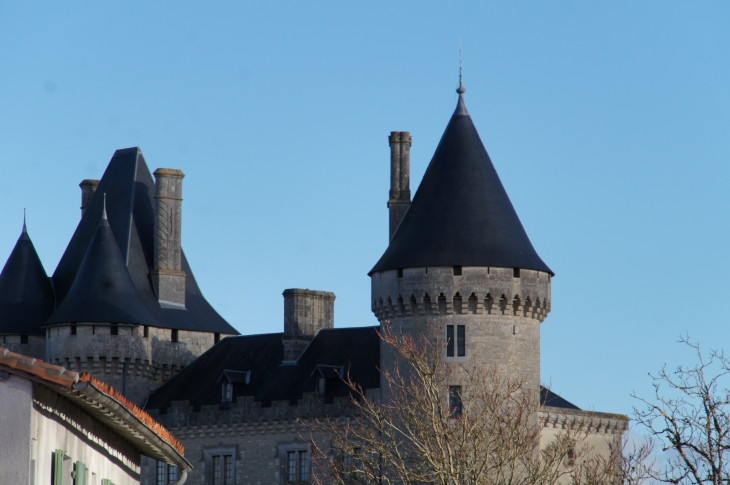 Les toits du château. - Verteuil-sur-Charente