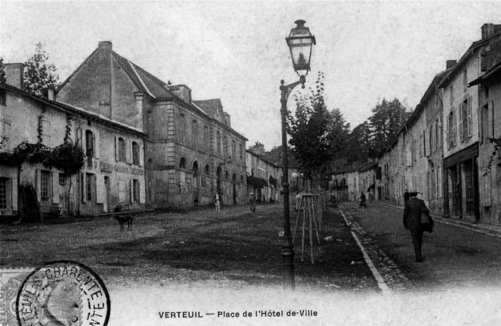 Place de l'Hotel de Ville, vers 1905 (carte postale ancienne). - Verteuil-sur-Charente