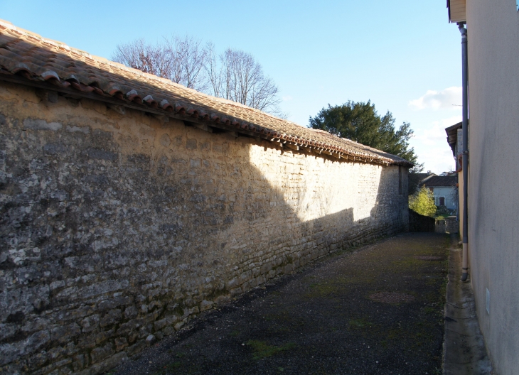 La ruelle du Prieuré. - Verteuil-sur-Charente