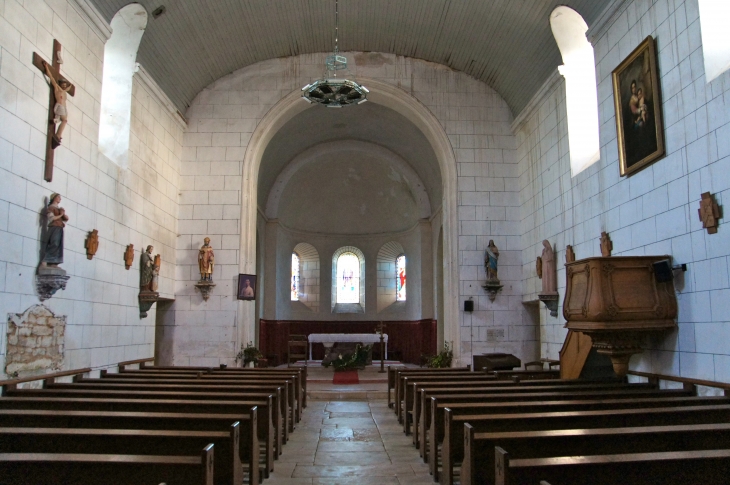 Eglise Saint Médard : la nef vers le choeur. - Verteuil-sur-Charente