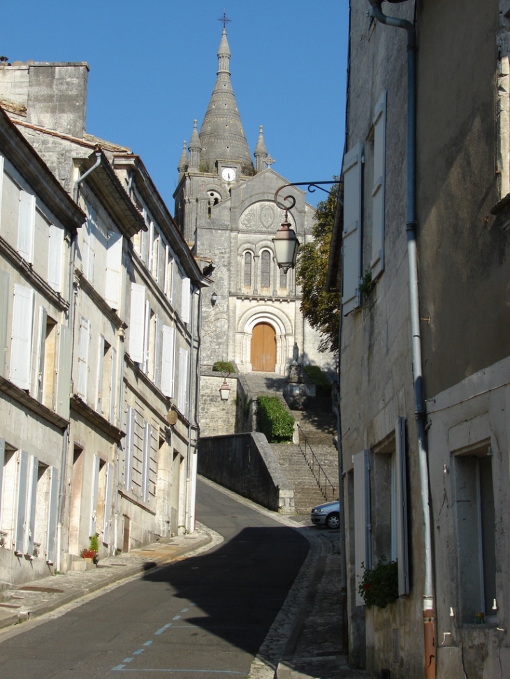 église Saint Romain au fond - Villebois-Lavalette