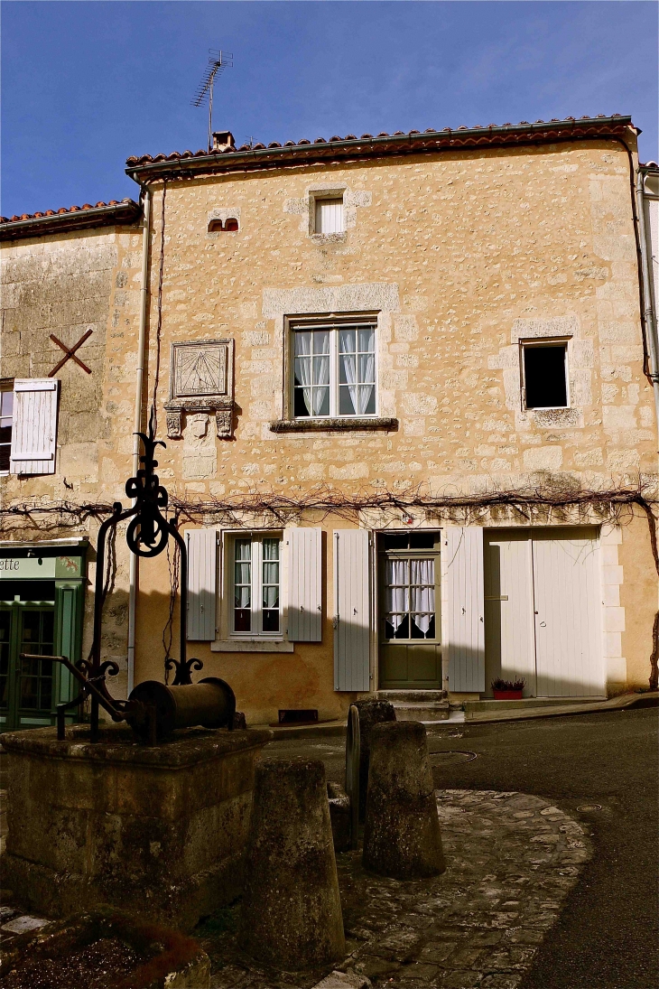 La maison du cadran solaire - Villebois-Lavalette