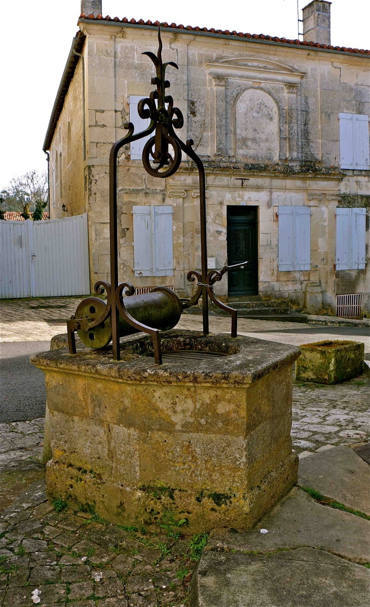 Le puits place des halles - Villebois-Lavalette