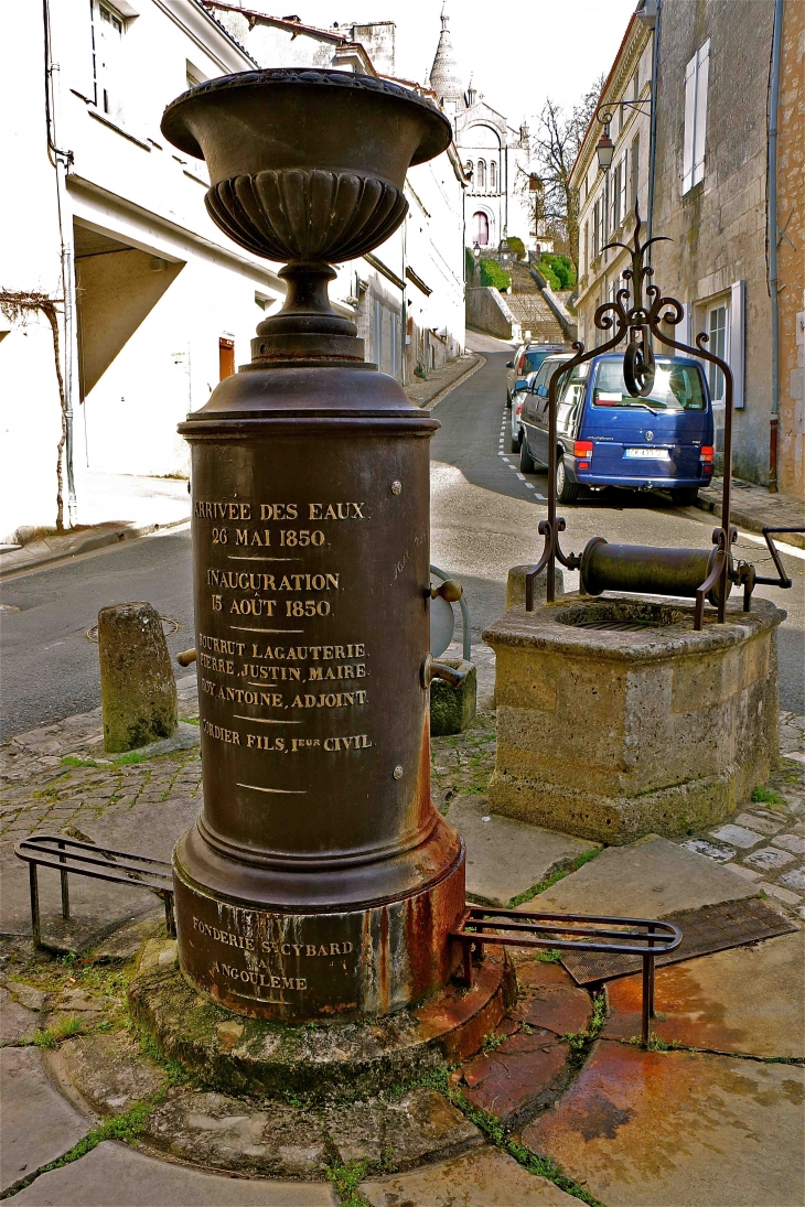 Laz fontaine et le puits place des halles - Villebois-Lavalette