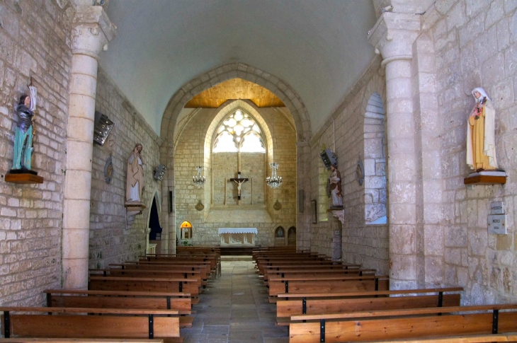 La nef vers le choeur de Notre Dame de Vouharte.