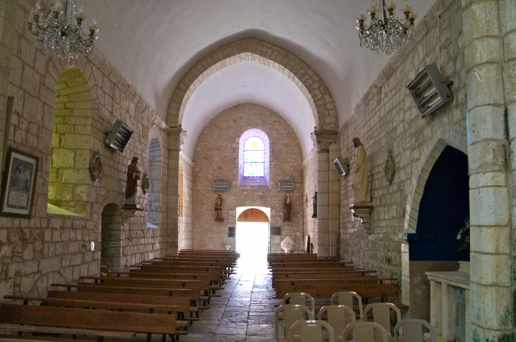 La nef vers le portail : eglise Notre Dame de Vouharte.