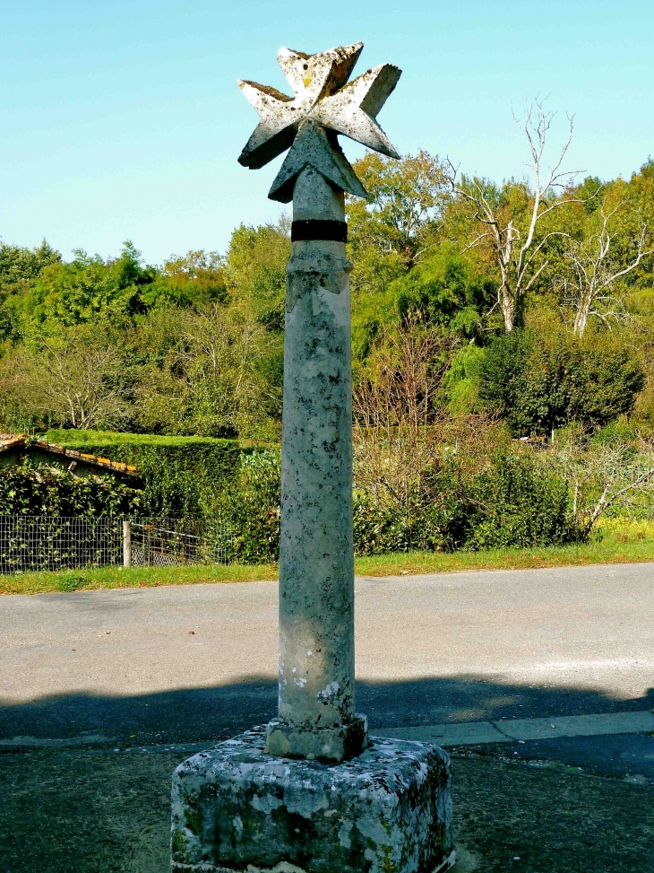 Croix de la commanderie près de l'église. - Vouthon