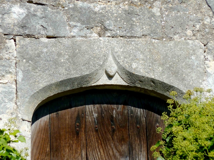 Detail-linteau-sculté de la porte de la commanderie. - Vouthon