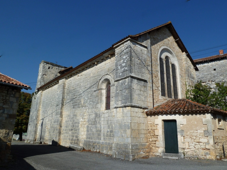 Façade latérale de l'église. - Vouthon