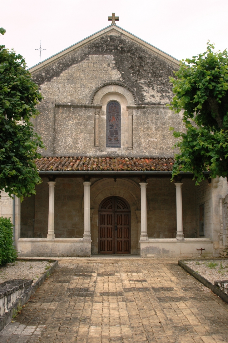 L'église vue de l'entrée - Aiffres