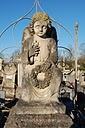 Une statuette d'ange sur une tombe dans le cimetière de Aiffres 