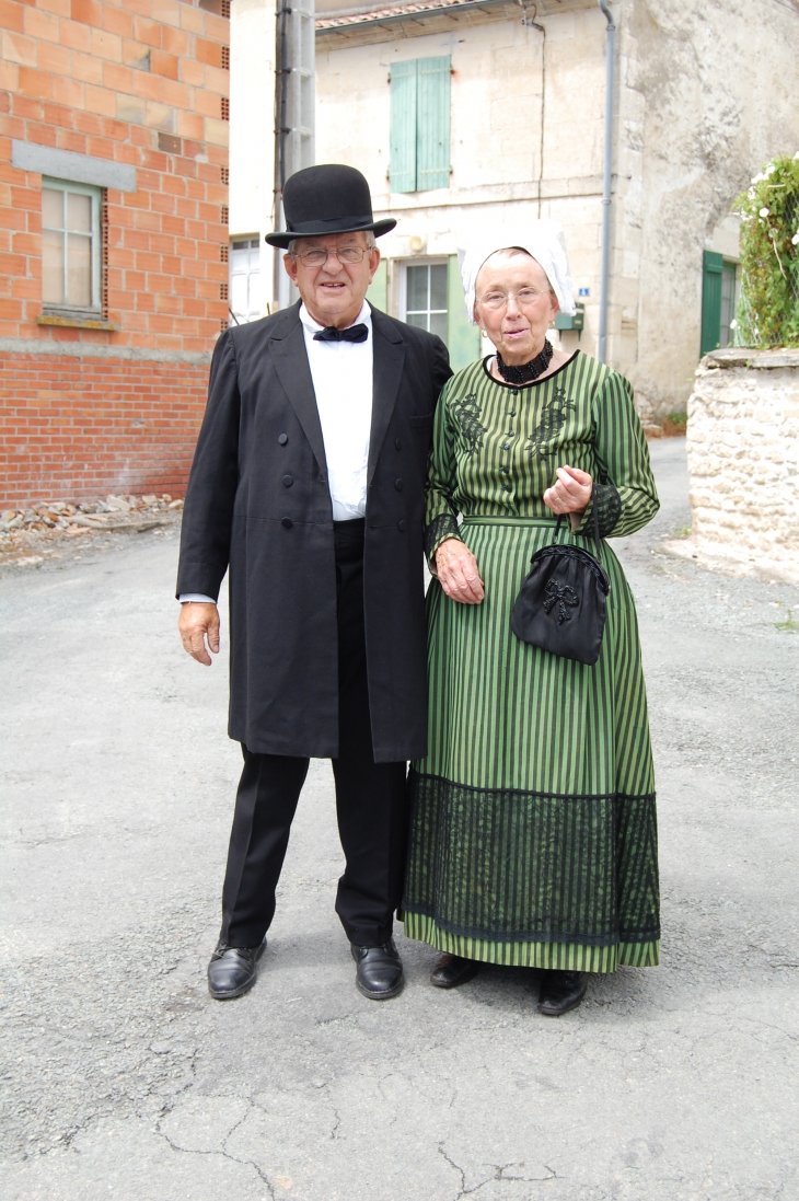 Couple de Villageois pendant la noce villageoise typique du marais  - Arçais