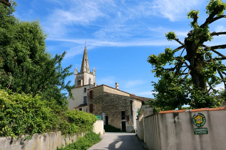 Ruelle menant au village. - Arçais