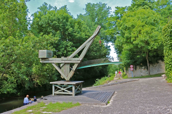 Le grue en bois. - Arçais