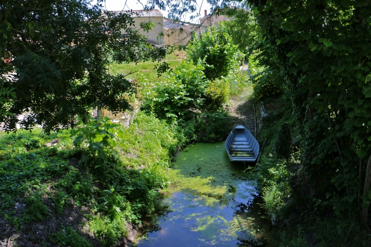 Port privé du bief Minet. - Arçais