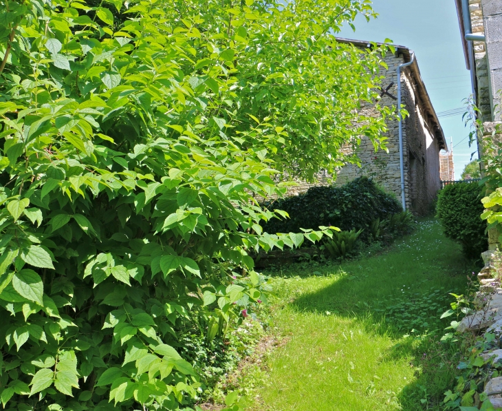 Au nord, le quartier de la Garenne est remarquable pour ses fermes à double accès qui s'étirent le long du bief Minet. - Arçais