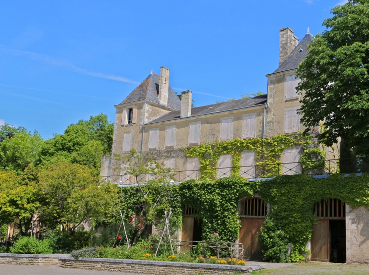 Entrepots au pied du petit chateau. - Arçais