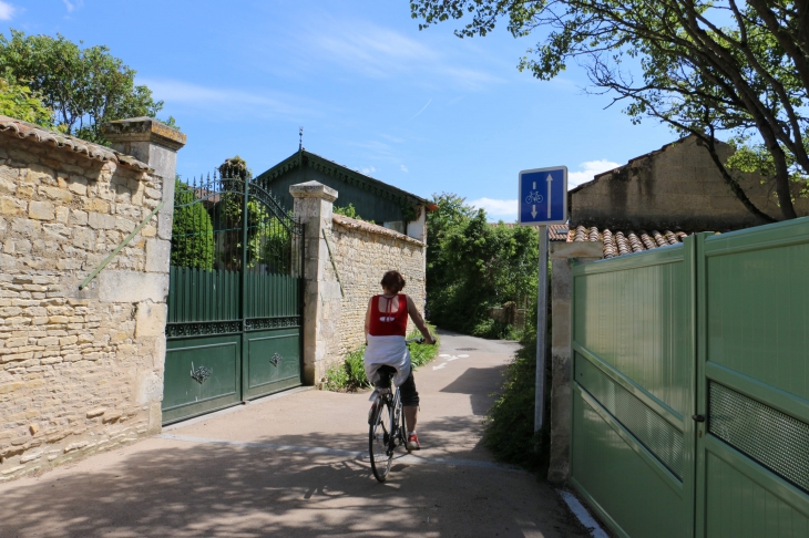 Ruelle menant au village. - Arçais