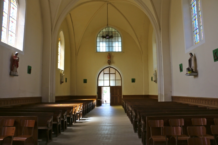 La nef vers le portail de l'église Saint Cyr. - Arçais