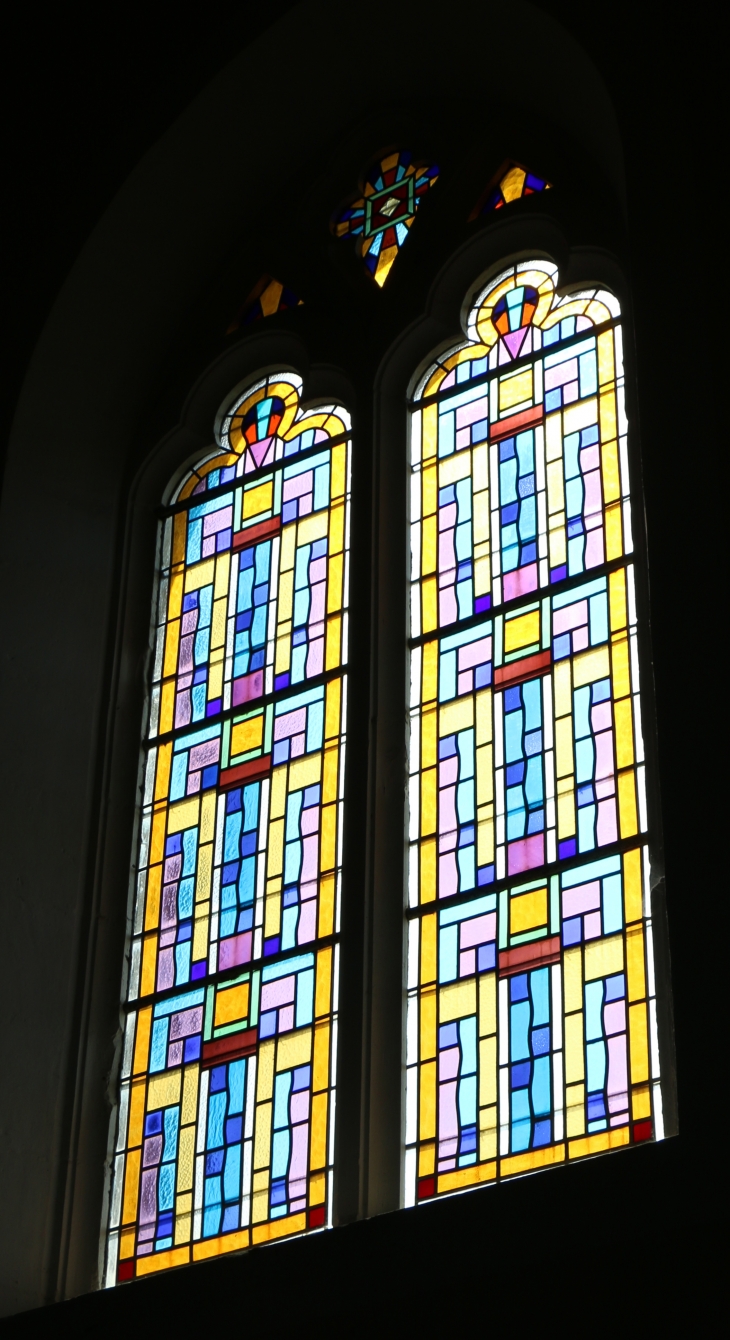 Vitrail de l'église Saint Cyr. - Arçais