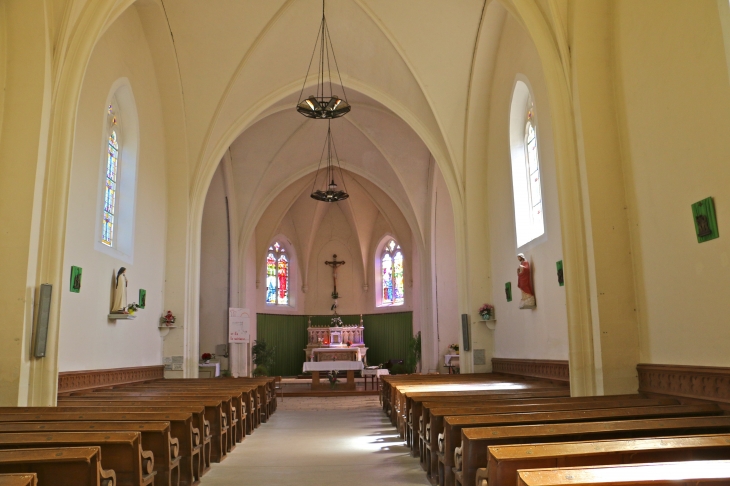 La nef vers le choeur de l'église Saint Cyr. - Arçais