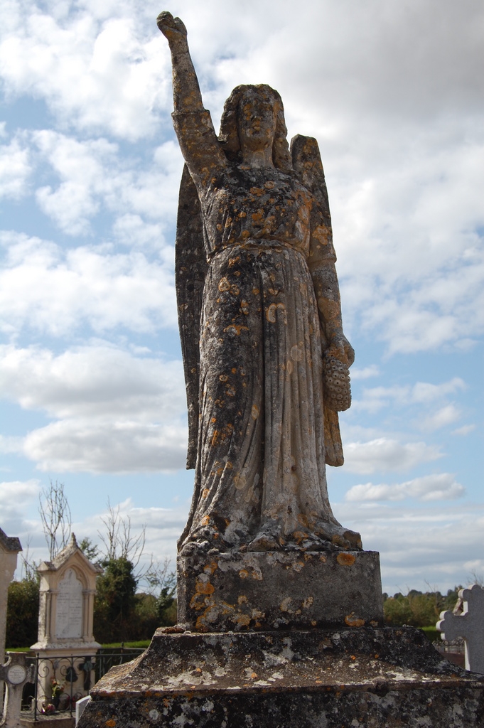 Bel ange dans le cimetière - Ardin