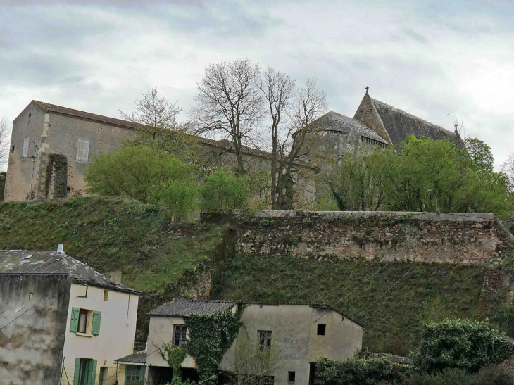 Les vestiges du château et la chapelle castrale Saint Georges - Argenton-les-Vallées