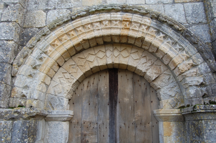 Portail et voussures de l'eglise - Bougon