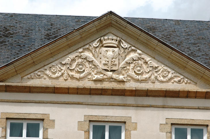 Fronton de la mairie  - Bressuire