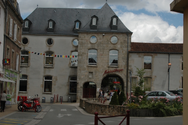 La médiathéque vue de la rue  - Bressuire