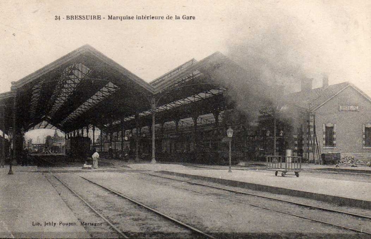 La gare où les trains passaient , carte postale ancienne  - Bressuire