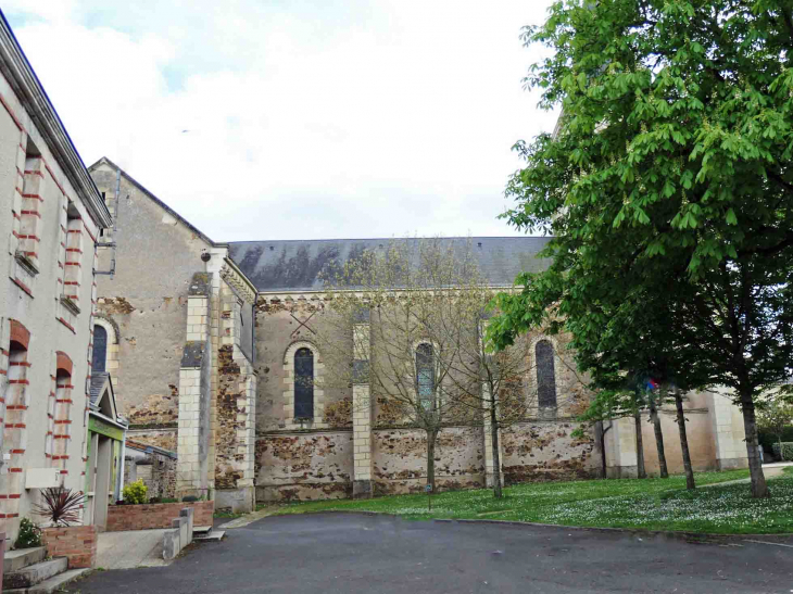 La place de l'église - Cersay