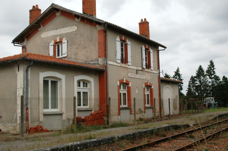 Gare de Champdeniers St Christophe , , les rains de marchandises y circulent encore.... - Champdeniers-Saint-Denis