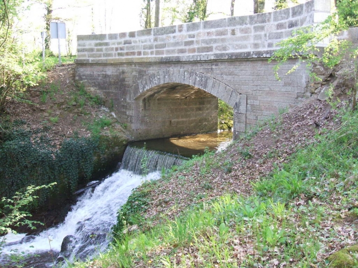 Tres joli pont restaure aux CHATELLIERS - Chantecorps