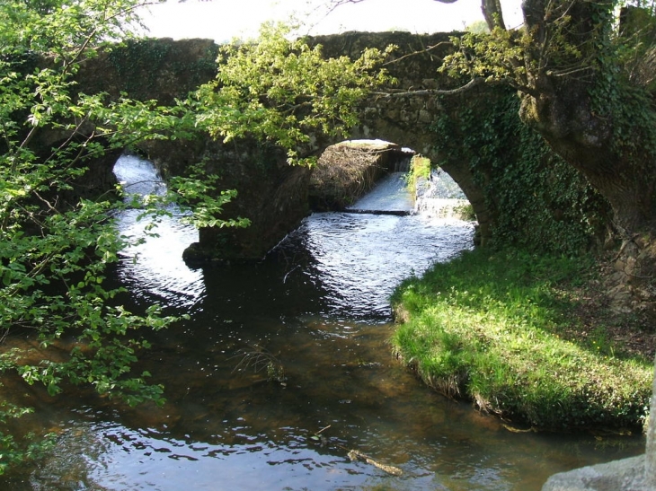 Tres ancien pont deversoir de l'etang des chatelliers - Chantecorps