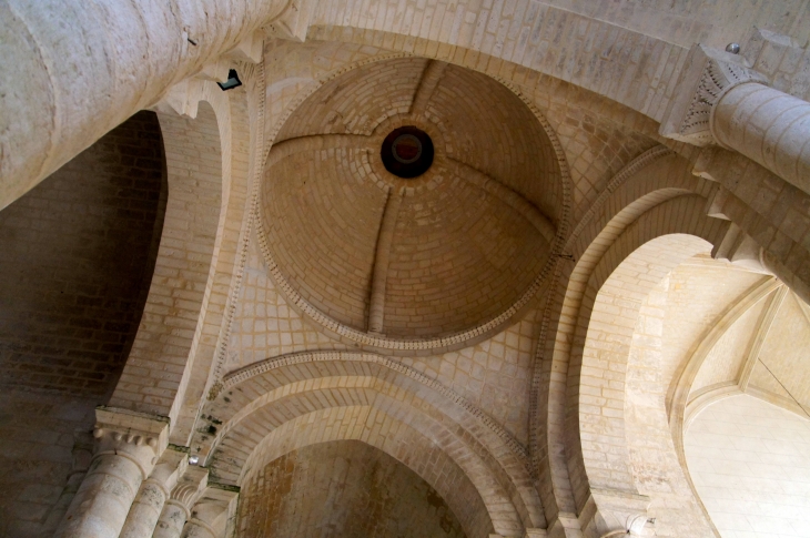 Eglise Saint Chartier. Coupole sur pendentifs, triangles curvilignes de style périgourdin qui permettent le passage du plan carré au centre. - Chef-Boutonne