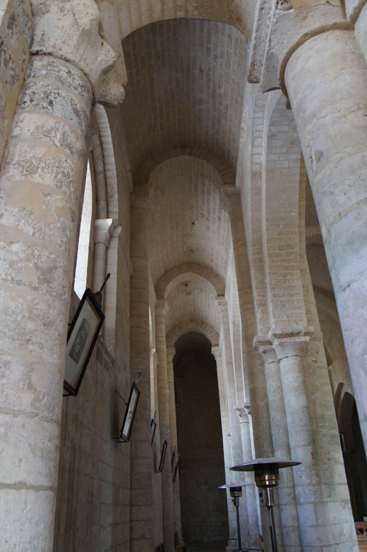 Eglise Saint Chartier : collateral droit de style roman. - Chef-Boutonne