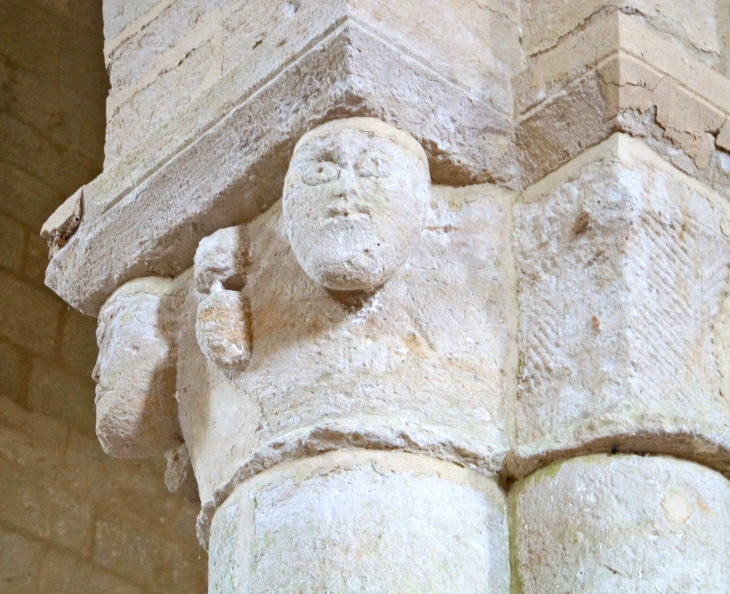 Eglise Saint Chartier : chapiteau de la nef. - Chef-Boutonne