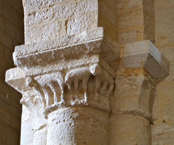 Eglise Saint Chartier : chapiteau de la nef. - Chef-Boutonne