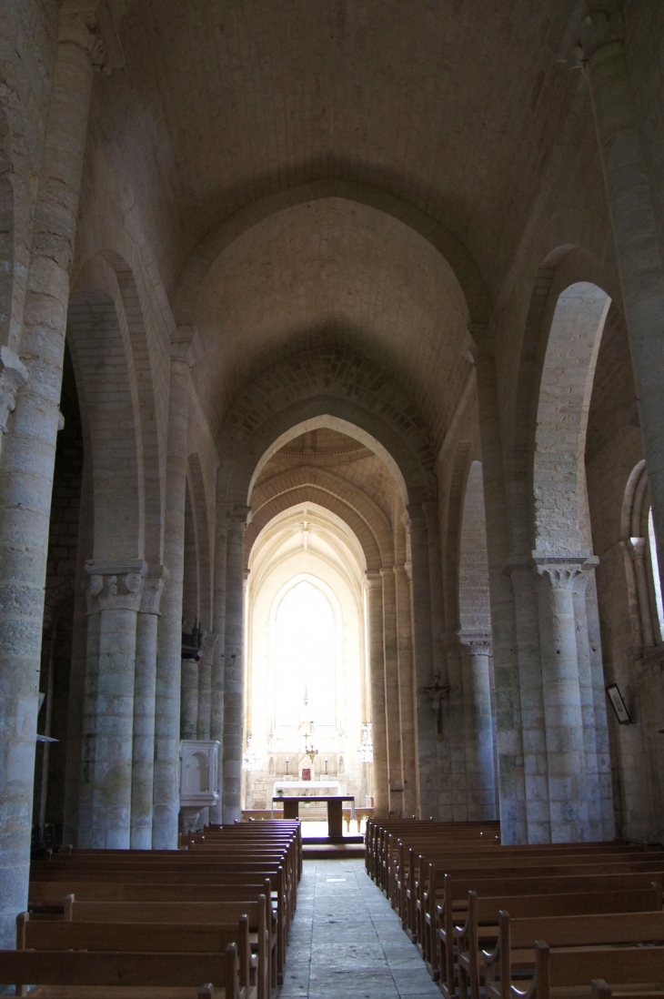 Eglise Saint Chartier : la nef vers le choeur (roman). - Chef-Boutonne