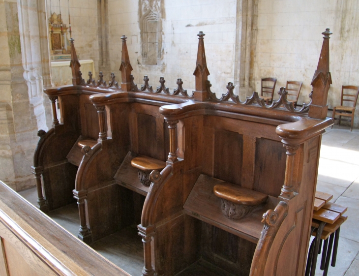 Eglise Saint Chartier : les fauteuils. - Chef-Boutonne