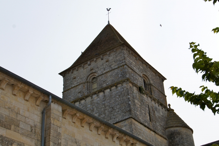 Le clocher de l'église romane Saint-Chartier. - Chef-Boutonne