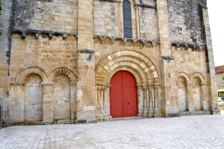 Portail de la façade occidentale de l'église Saint Chartier. - Chef-Boutonne