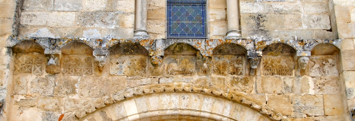 Détail : corniche au dessus du portail de la façade occidentale de Saint Chartier. - Chef-Boutonne