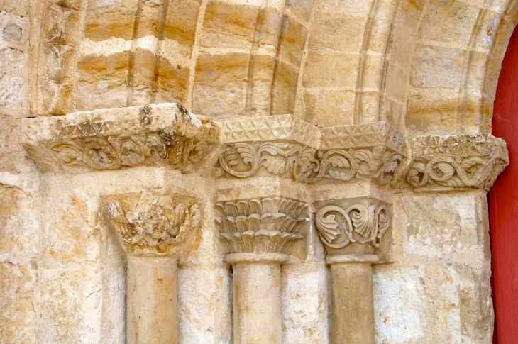 Détail : chapiteaux (gauche) du portail de l'église Saint Chartier. - Chef-Boutonne