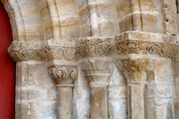 Détail : chapiteaux (droit) du portail de l'église Saint Chartier. - Chef-Boutonne