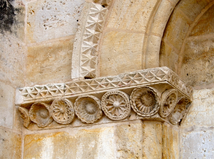 Façade occidentale de l'église Saint Chartier. - Chef-Boutonne